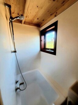 Luxusní tiny house z přírod. materiálů, design mobilní dům - 11