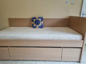 Kvalitní postel s úložným prostorem a nočním stolkem - 11