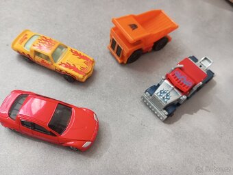 36 ks autíček HotWheels + odpalovač aut - 11