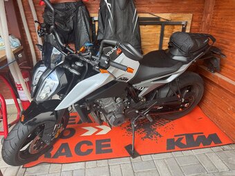KTM Duke 790 rv 2024 najeto 4900 km, jako NOVÁ, v záruce - 11