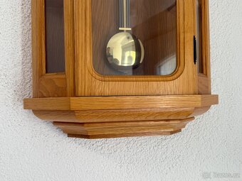 Nástěnné prosklené vitrínové hodiny Hermle bicí - 11