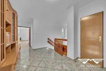 Prodej rodinného domu s garáží dílnou a zahradou - Praha - K - 11
