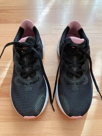 Běžecké boty dámské Nike Renew Run růžové - 11