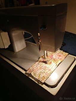 Starožitný šicí stroj - 11