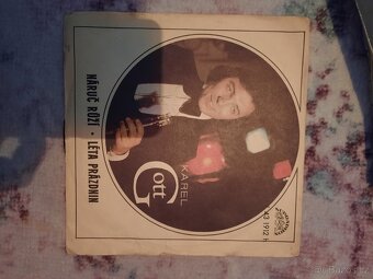 Malé vinylové desky (singly) - 11