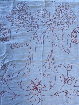 Staré vyšívané ubrusy, háčkované dečky a gobelínový přehoz - 11