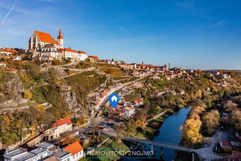 Prodej domu se 3 apartmány, útulným dvorkem, a na skvělé adr - 11