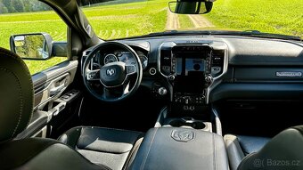 RAM 1500 Laramie 5.7 HEMI eTorque – 2023 | Luxusní výbava - 11