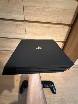 Sony PlayStation 4 Pro 1TB, ovládače a nabíjacia stanica - 11