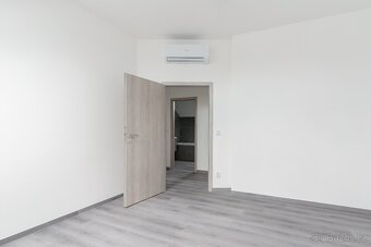 Prodej bytu 3+kk v osobním vlastnictví 78 m², Skorkov - 11