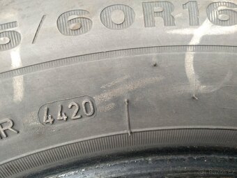 Prodám zimní gumy Dunlop + Uniroyal 205/60 R16 DOT 1624 - 11