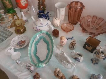 Kolekce porcelánových figurek, váz a skleněných mís - 11