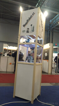 Stoly skříňky boxy koberec stojan - z expozice - 11