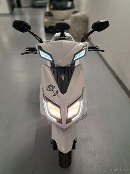 Elektroskútr Hecht Equis - najeto 138km, nové baterie - 11