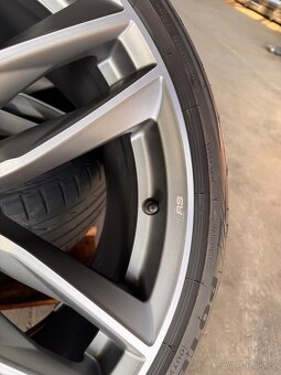 Original AUDI RS R19 - 11