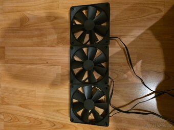 NZXT Kraken 360 - displej - 11