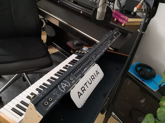 Arturia MatrixBrute s extra designovými potenciometry, jako - 11