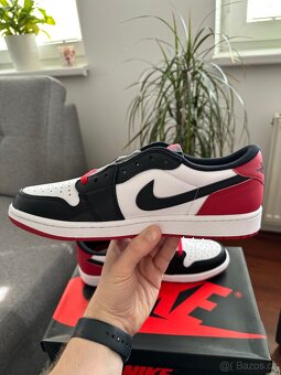 Air Jordan 1 Low OG Black Toe (2023) - 11