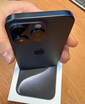 Apple iPhone 15 Pro 128GB modrý titan - 11
