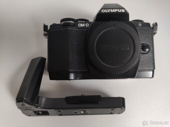 Olympus OM-D E-M10 s gripem, 2x baterie a nabíječka - 11