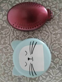 kosmetické zrcátko, hřeben na vlasy, sluneční brýle, štětec - 11