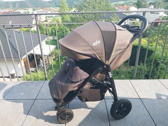 Dětský kočárek Joie tmavě šedý se zimním fusakem - 11