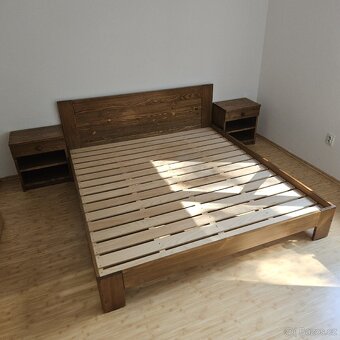 Masivní jasanová postel 180x200 + 2ks noční stolky - 11