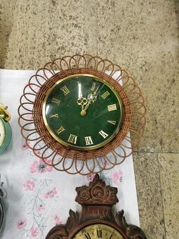 Staré mechanické budíky, nástěnné hodiny. - 11