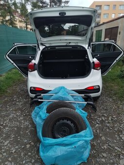 Hyundai i20 1.2 benzín, 56000km, TRIKOLOR PREMIUM PLUS - 11