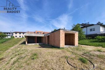 Stavební pozemek o velikosti 1443 m2 s hrubou stavbou RD a k - 11