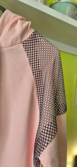 Elegantní mikinové šaty s ozdobnou síťovinou s kamínky - 11