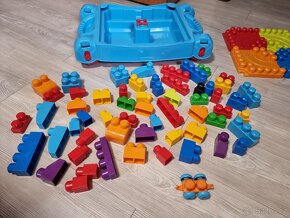 Stolek Mega Bloks včetně kostiček - 11