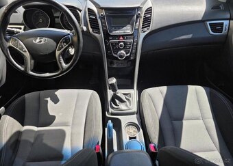 Hyundai i30 1.6-KAMERA-NÍZKÉ KM - 11