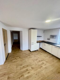 Rodinný patrový dům se zahradou, garáží a vinným sklípkem - 11