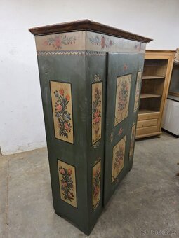 Malovaná skříň po celkové starší renovaci - 11