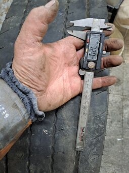 2 vodicí kola 295/80 R 22,5" - 11