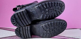 KOŽENÉ KOZAČKY S ROZŠIŘUJÍCÍM LEMEM - UGG - vel. 39 - 11