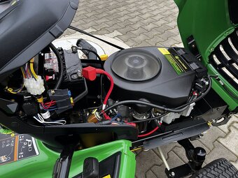 zahradní traktor John Deere X300R - 11