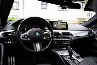 BMW 540i xDrive Touring - 11