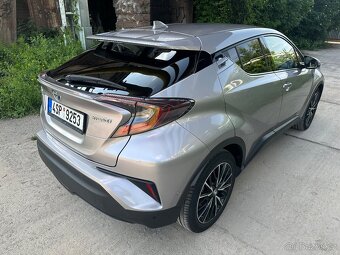 Toyota C-HR Hybrid 1.8 e-CVT, r. 2019 – perfektní stav, spol - 11