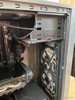 Herní PC – Ryzen 7 5700X / RX 580 / 16GB / SSD + HDD - 11