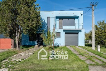 Prodej zajímavě architektonicky řešeného rodinného domu v Tl - 11
