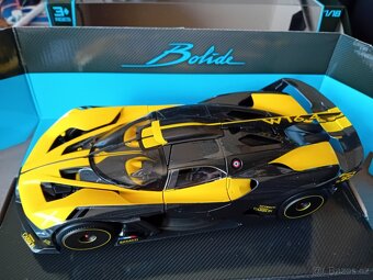 Bugatti  a  Ferrari    1:18  Burago - 11