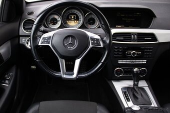 Krásný Mercedes-Benz C 250 Coupé s benzínovým motorem - 11