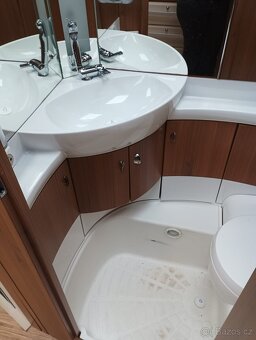 Karavan Hobby 495 UL Premium. Max. výbava - 11