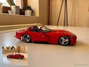 28 ks modelů aut 1:18 a 1:24 + osvětlená vitrína - 11