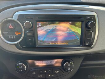 Toyota Yaris 1,5 Hybrid 55 KW r.v. 2012 Automat - 11
