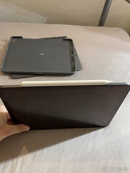 iPad Air 4 (2020) 64GB + Apple Pencil 2 + Logitech Combo - 11