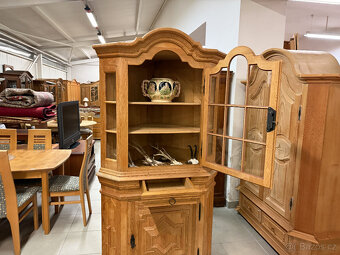 Rohová dubová prosklená vitrina- komplet masív - 11