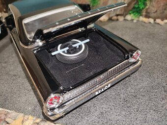 Prodám model 1:18 Ford galaxie 500 XL - 11